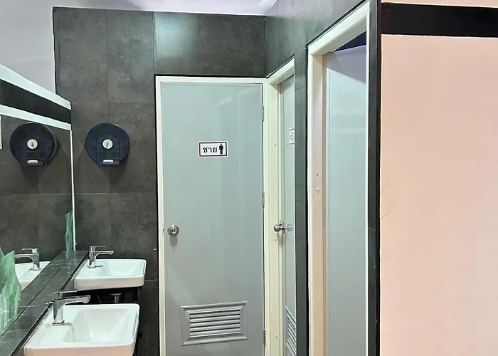 Donmueang Station Hostel *